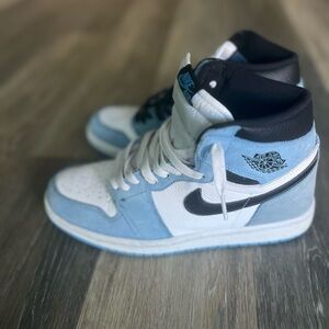 Nike Air Jordan 1 High OG in Blue and White